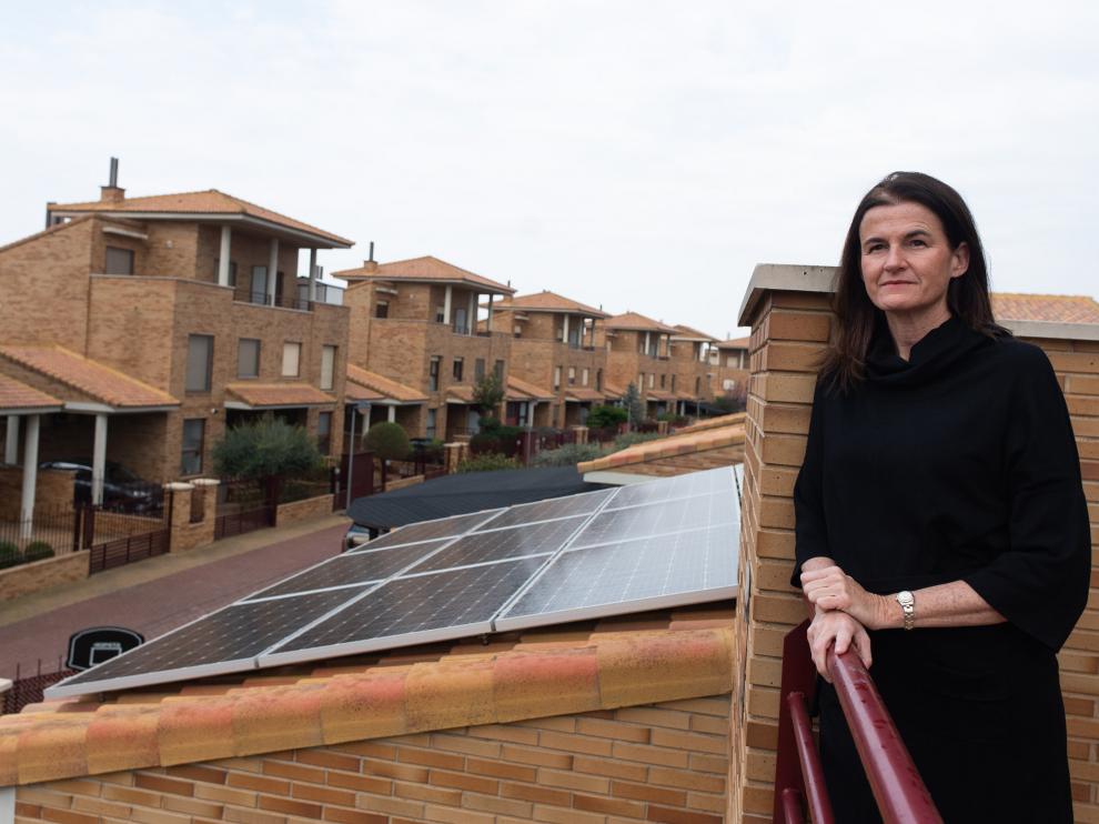 Nuria Samper con la instalación de placas renovables de su unifamiliar.