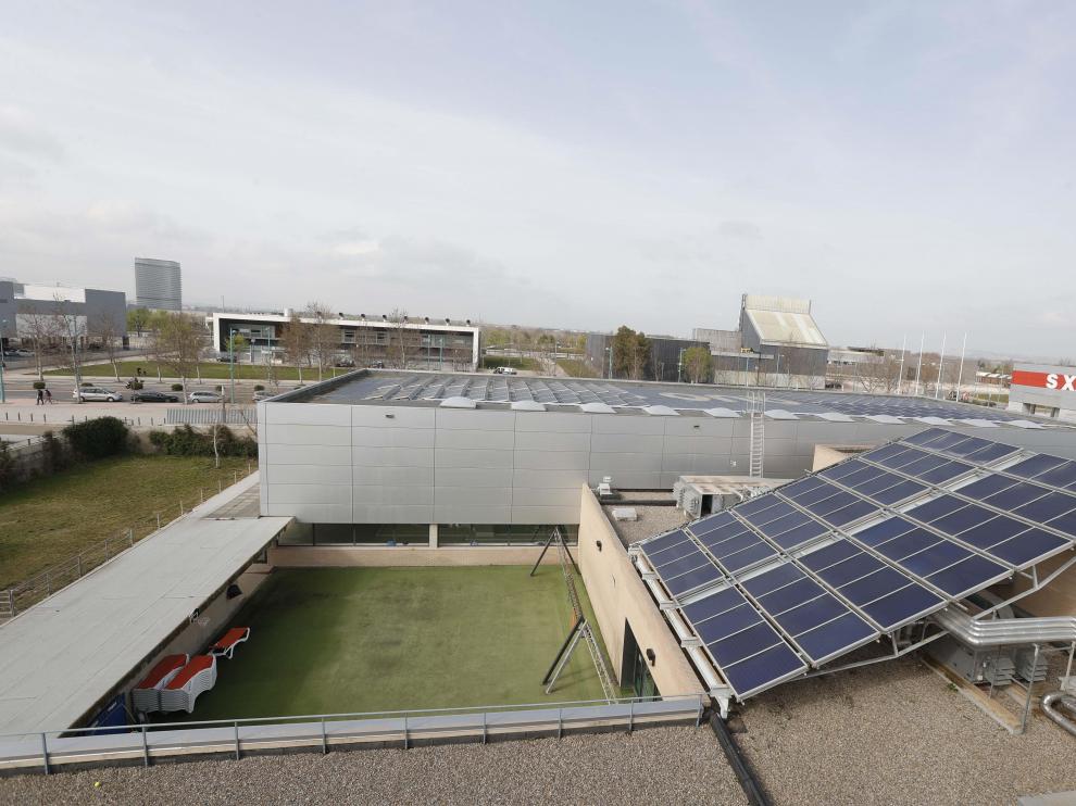 Placas solares sobre la cubierta del Pabellón Siglo XXI de Zaragoza en el proyecto de barrio solar del Actur.