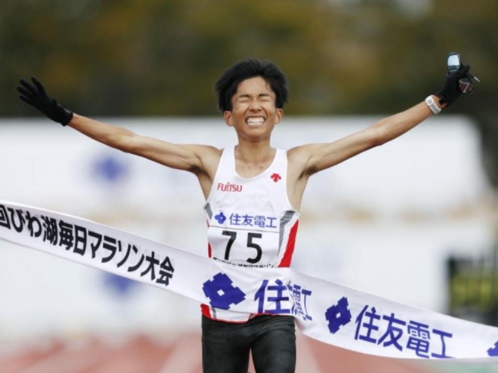 Kengo Suzuki, tras batir el récord de maratón en la de Lago Biwa de Japón.