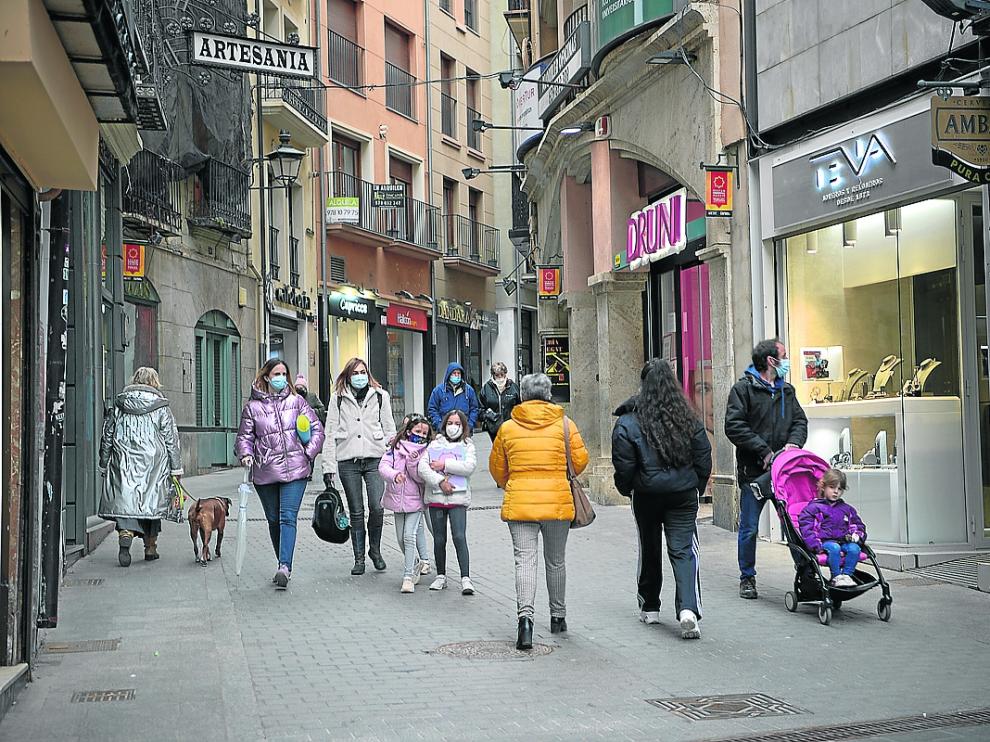 Aspecto que ofrecía ayer la calle del Tozal de Teruel, que concentra buena parte del comercio.