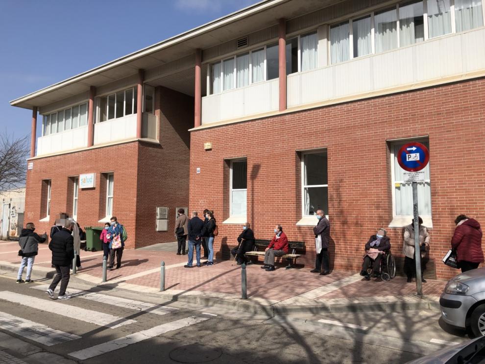 Una veintena de personas hacía fila este miércoles para el mostrador en el Centro de Salud Delicias Norte.