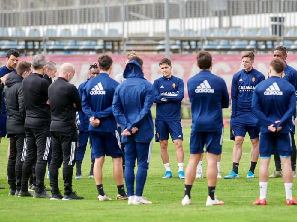 Charla de Jim con la plantilla en el inicio del primer entrenamiento de esta semana, tras el regreso de Oviedo con el Real Zaragoza derrotado.