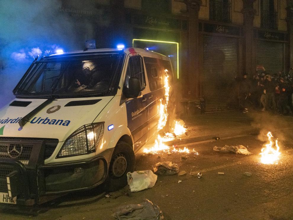 El grupo violento incendió una furgoneta con un policía dentro durante las protestas en Barcelona contra la encarcelación de Pablo Hasel.