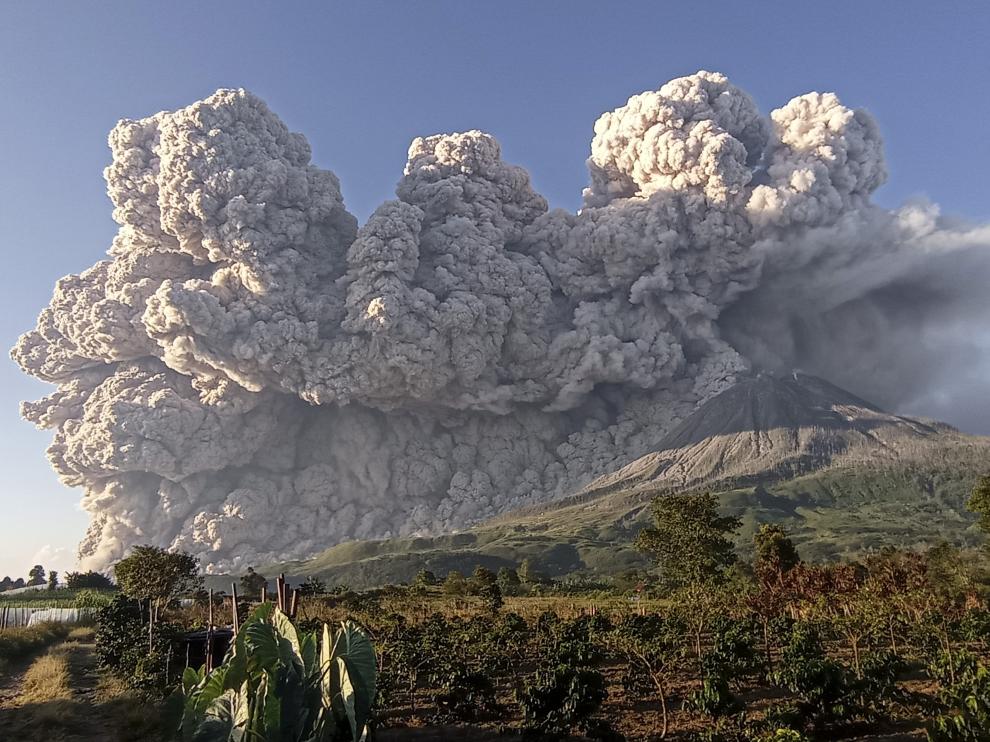 El volcán indonesio Sinabung emite una columna de humo de 5.000 metros.