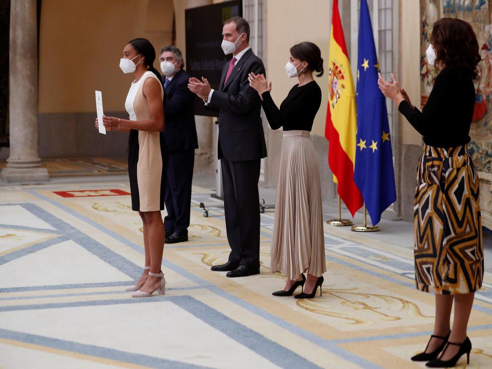 MADRID, 02/03/2021.-El rey Felipe hace entrega del Premio Princesa Leonor a Salma Paralluelo (i), durante el acto de entrega de los Premios Nacionales del Deporte 2018 que tiene lugar este martes en el Palacio de El Pardo. EFE/Emilio Naranjo POOL Los Reyes entregan los Premios Nacionales del Deporte 2018