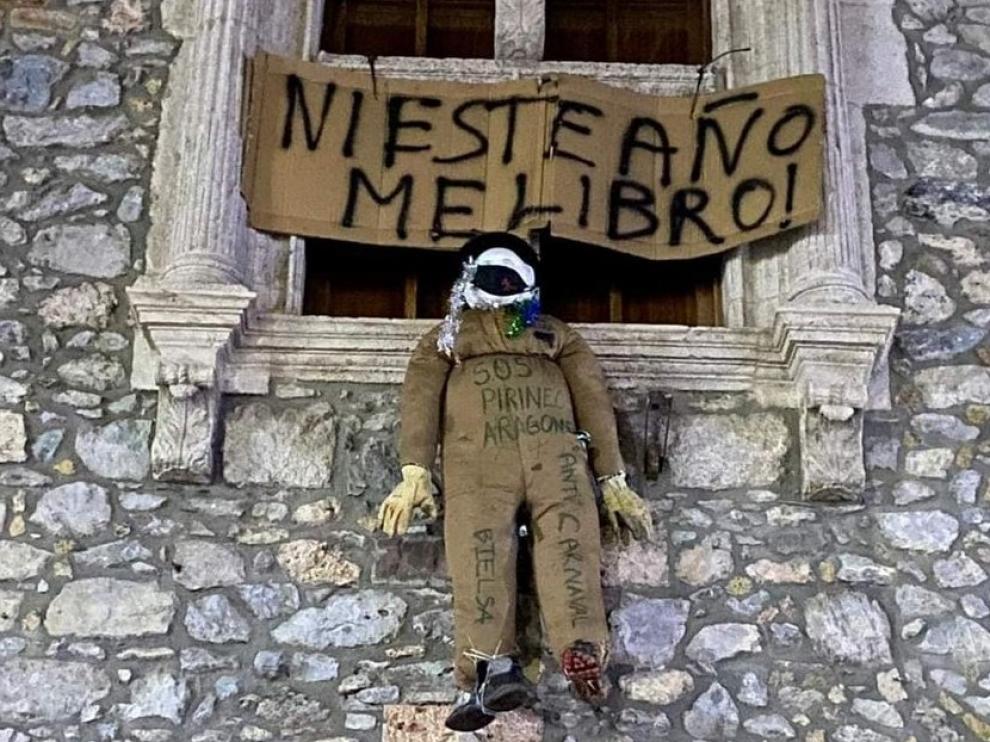 Pese a suspenderse todos los actos del Carnaval de Bielsa, sí se cumplió con la tradición de colgar a Cornelio Zorrilla en la plaza.