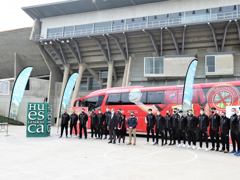 Foto de familia del Bada Huesca antes de viajar este jueves a Madrid.