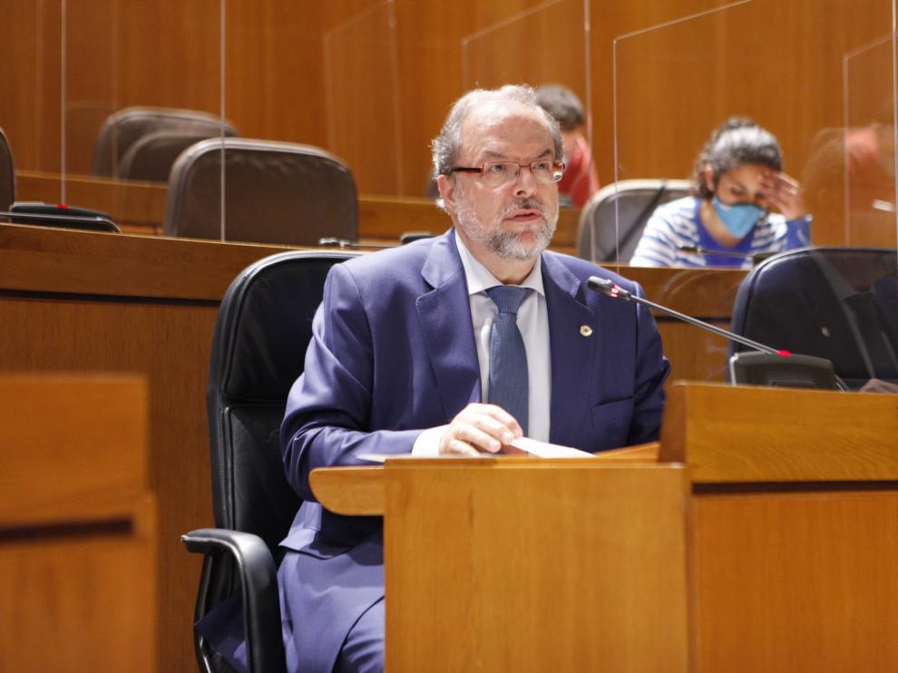 El director general de Carreteras, Bizén Fuster, ha comparecido este miércoles en las Cortes para detallar el programa de travesías.