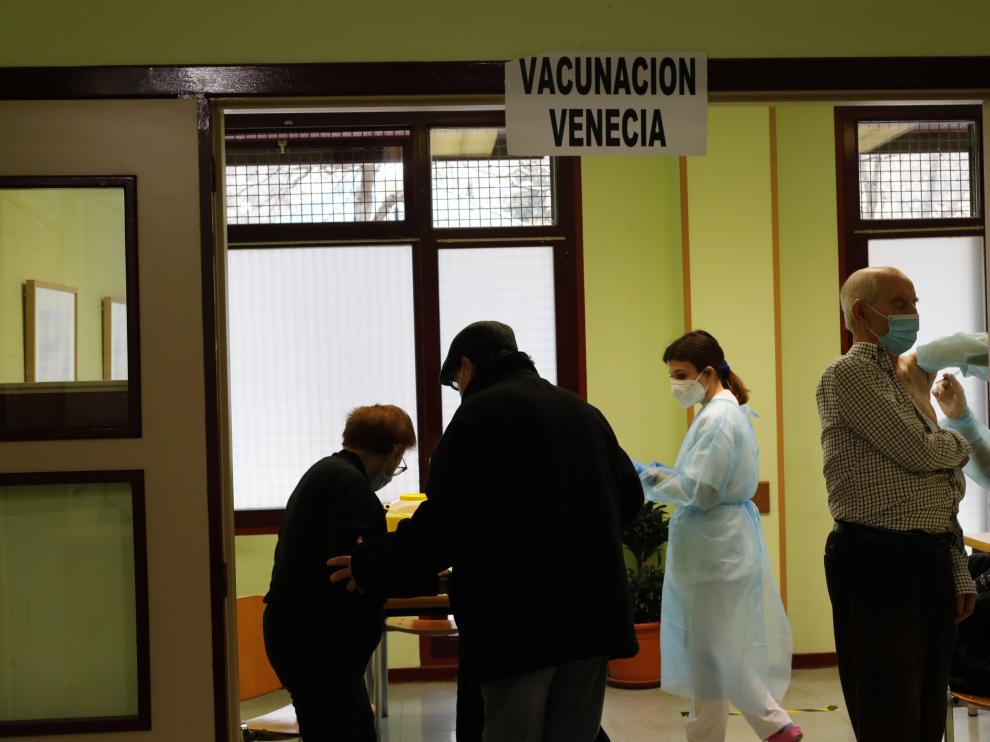Campaña de vacunación contra la covid en el centro de mayores de San José, en Zaragoza.
