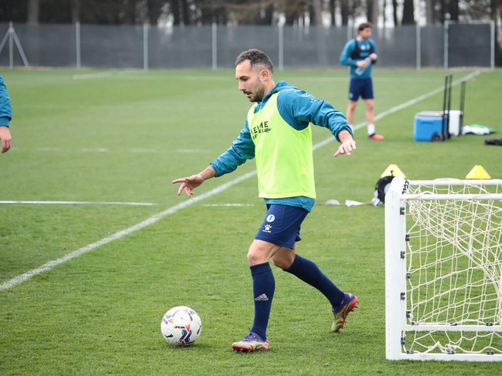 David Ferreiro golpea la pelota durante el entrenamiento de este miércoles.