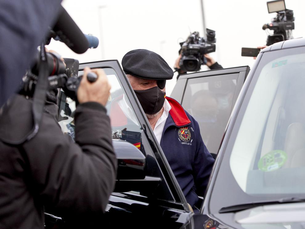 El excomisario José Manuel Villarejo, a su salida de la cárcel madrileña de Estremera