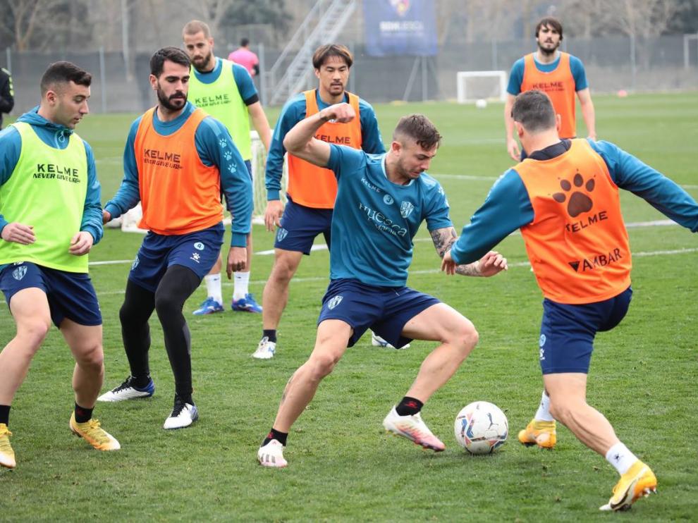 Varios futbolistas de la SD Huesca, durante la sesión de este miércoles.