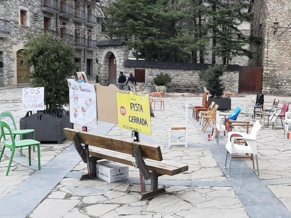 Sillas vacías en Benasque para simbolizar el parón del sector turístico.