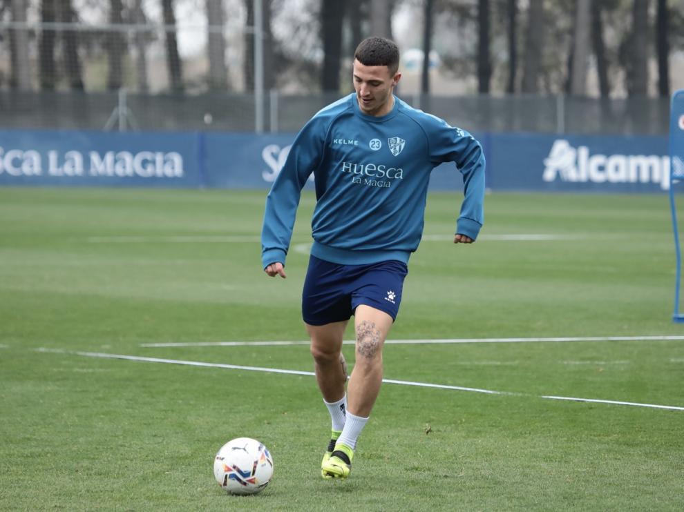 Dani Escriche golpea la pelota en la sesión de trabajo de este jueves.