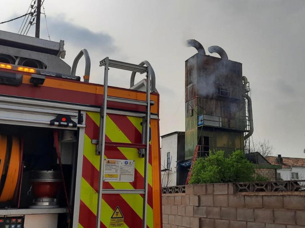 Incendio en el silo de una empresa de marcos de madera de Cadrete.
