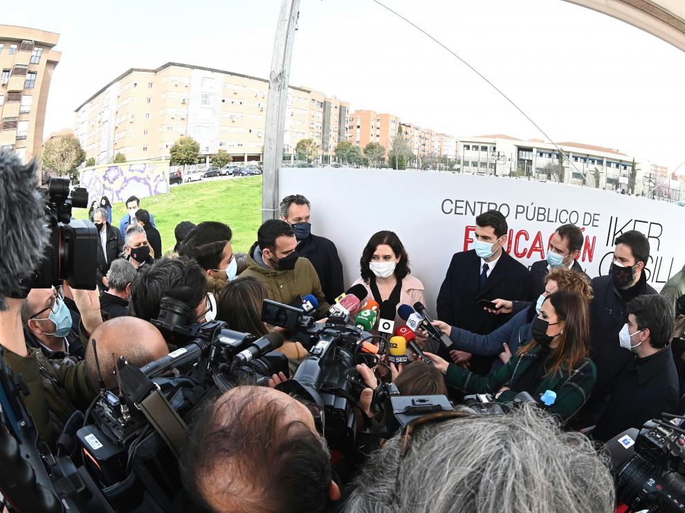 La presidenta madrileña, rodeada de periodistas, esta mañana.