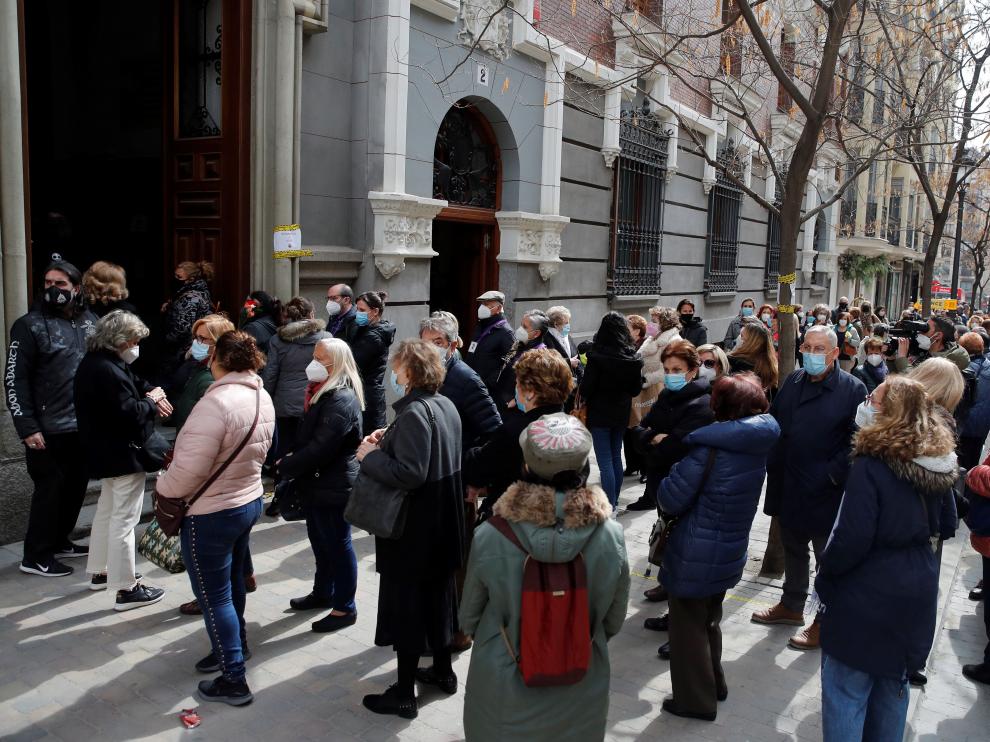 Filas y nula distancia de seguridad en la basílica de Medinaceli pese a la suspensión del besapies.