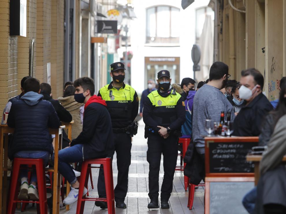 La Policía controla los aforos en las calles del Tubo tras las aglomeraciones de la noche del viernes.