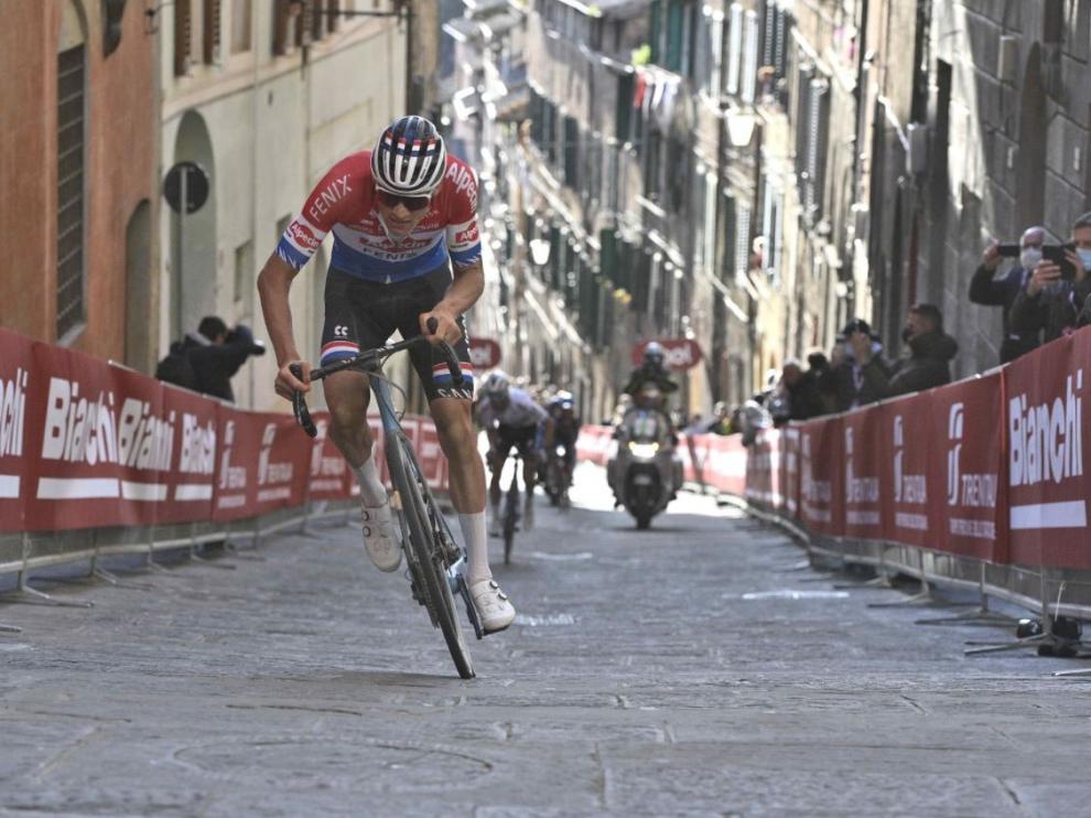Ataque final de Van der Poel en las calles de Siena.