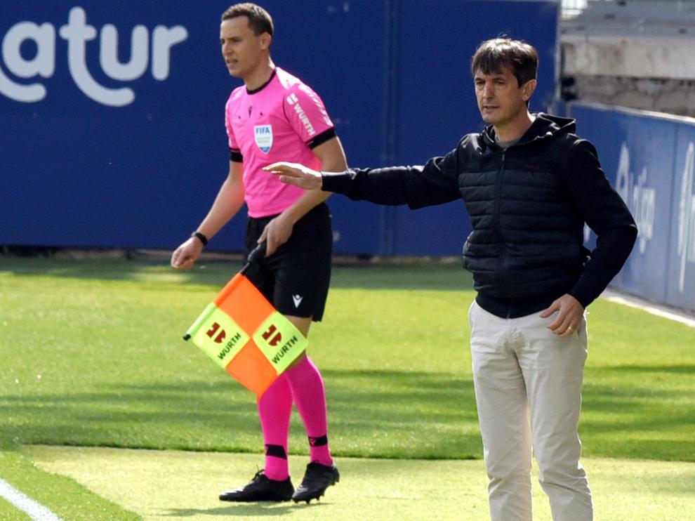 Pacheta da indicaciones a los suyos durante el partido con el Celta.