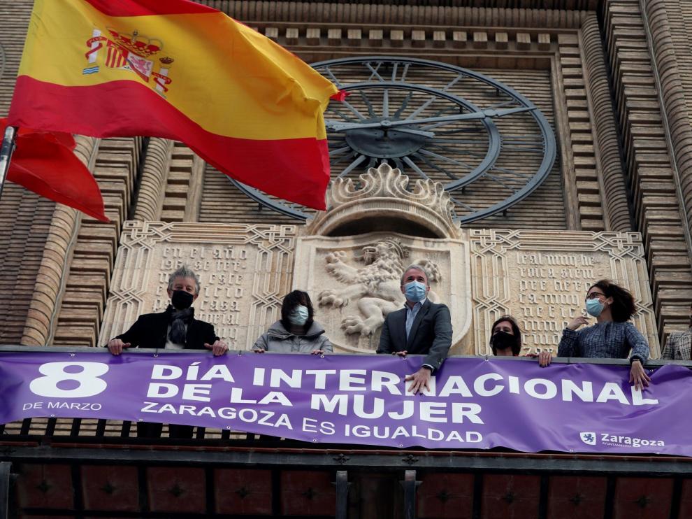 El Ayuntamiento de Zaragoza coloca pancarta de apoyo al Día de la Mujer