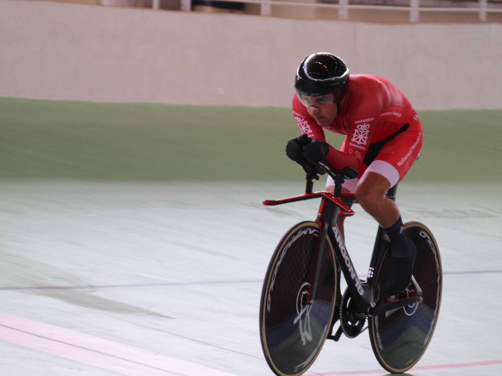 El ciclista paralímpico aragonés Eduardo Santas, en acción en el Campeonato de España adaptado en pista de Galapagar