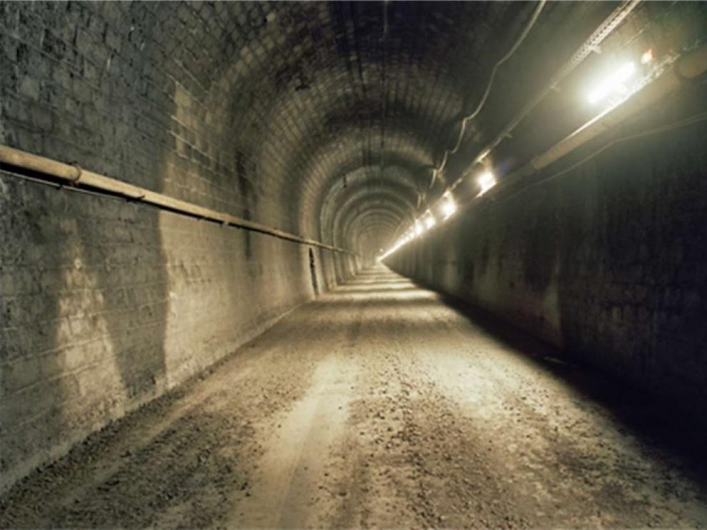 La vía del túnel ferroviario del Somport está cubierta de zahorra para el paso de vehículos de mantenimiento y emergencia.