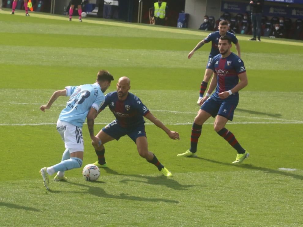 Mikel Rico realiza un marcaje durante el partido del domingo ante el Celta.