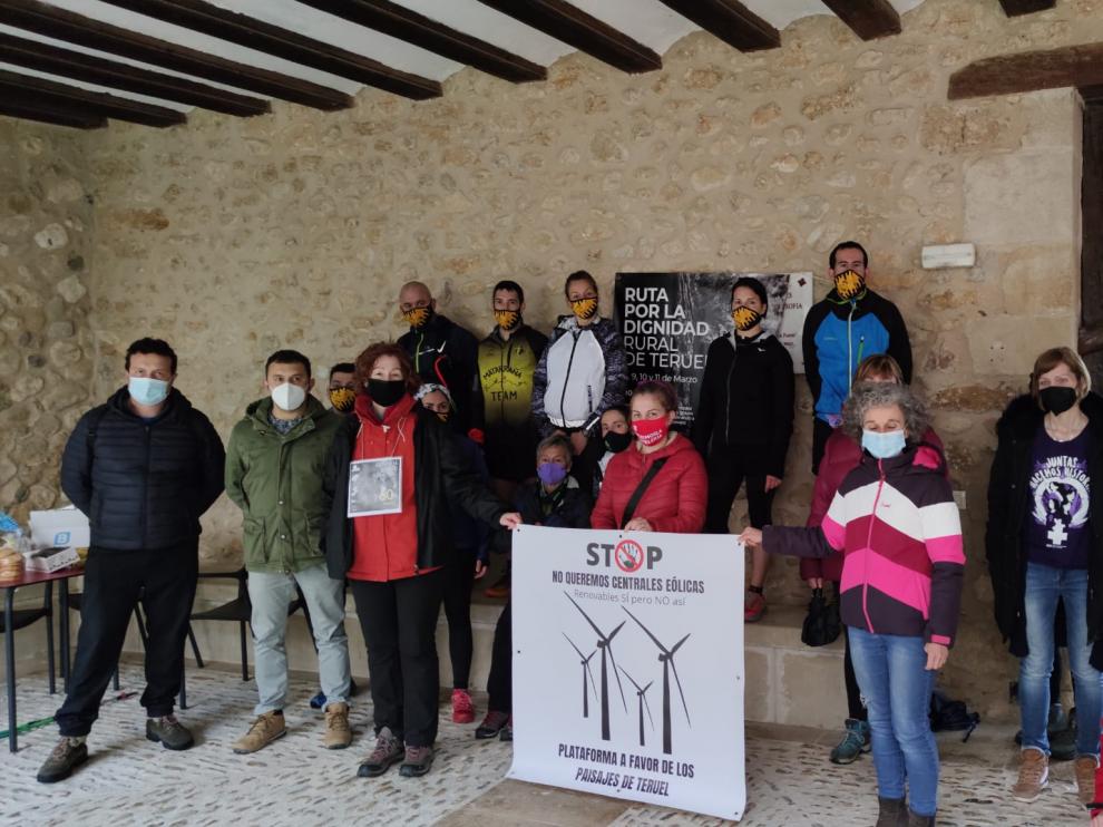 Los empresarios locales han recibido en Peñarroya de Tastavins a los participantes en la ruta.