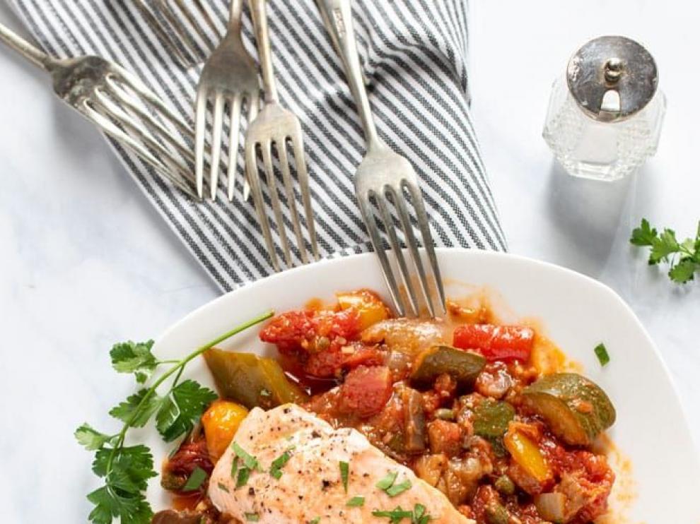 Sugerencia de presentación del ratatouille con salmón.