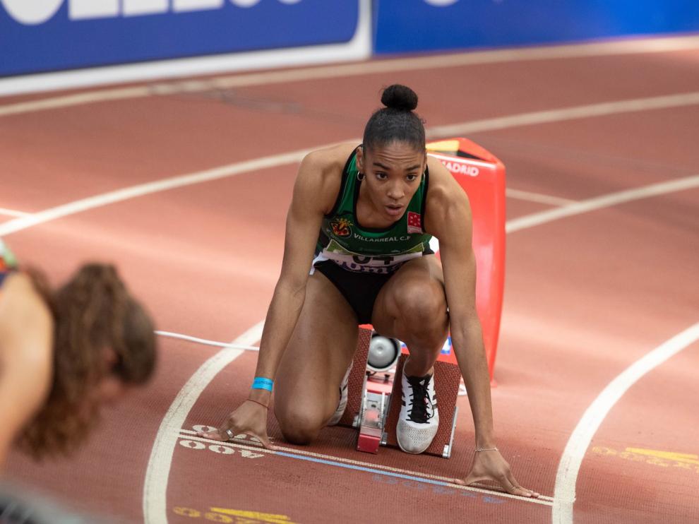 Salma Paralluelo, preparada para competir en la prueba de 400 metros.