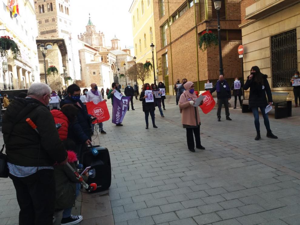 Concentración simbólica organizada por UGT y CC. OO. en la plaza de la Catedral de Teruel.