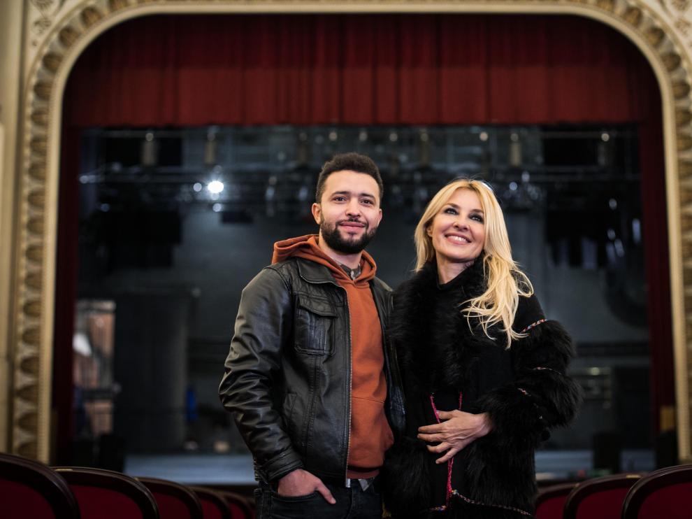 Ayoub El Hilali y Cayetana Guillén Cuervo, en el Teatro Principal.