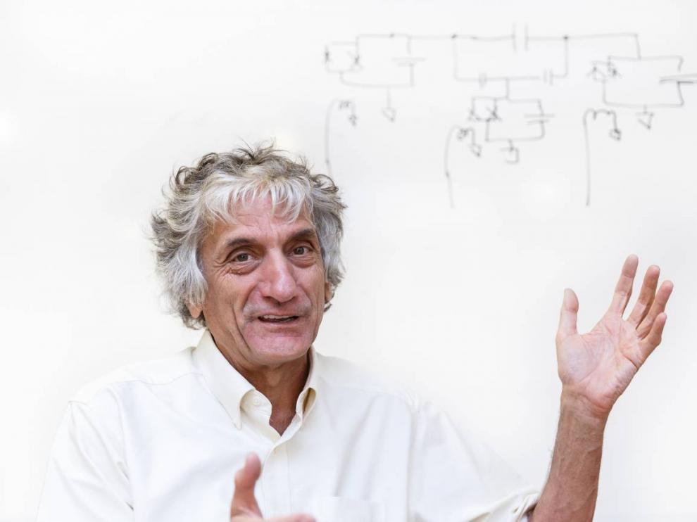 John Martinis, ante un esquema de circuitos dibujado por él mismo.
