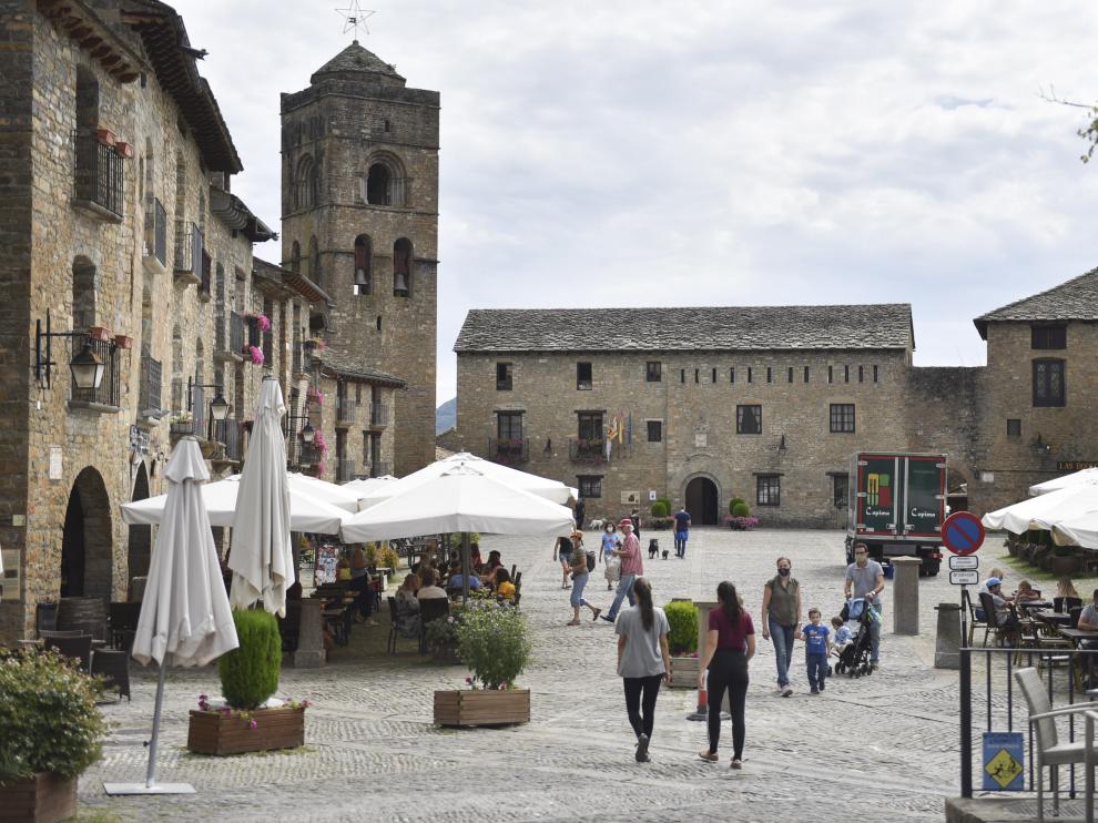 Foto de archivo de turistas en la plaza Mayor de Aínsa.