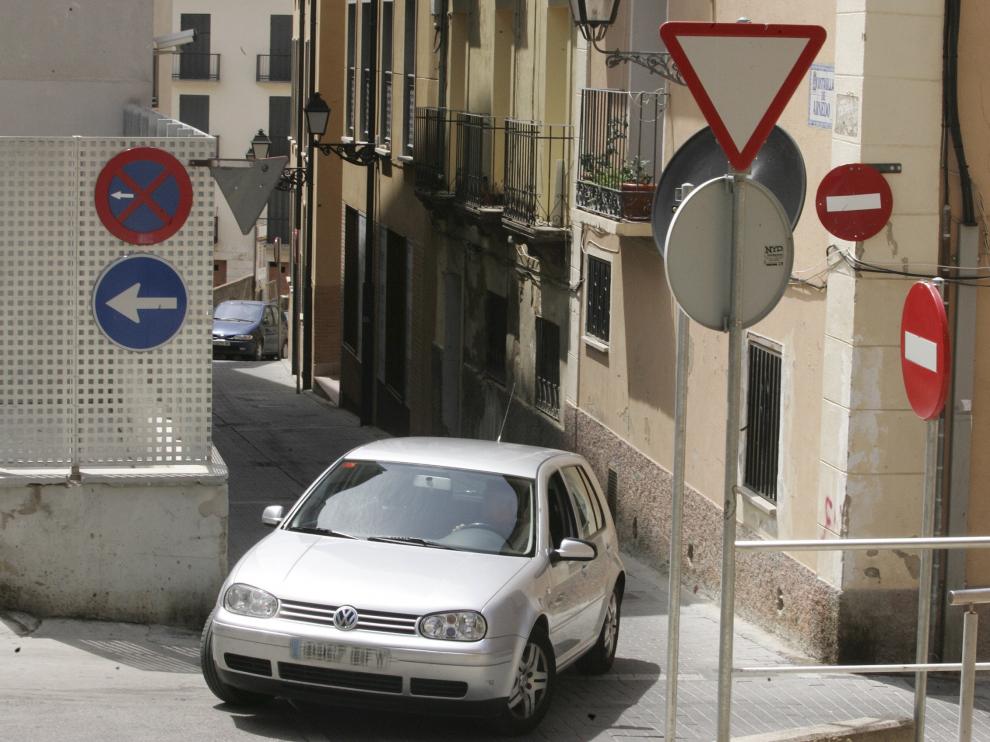 Acumulación de señales en una calle de Huesca