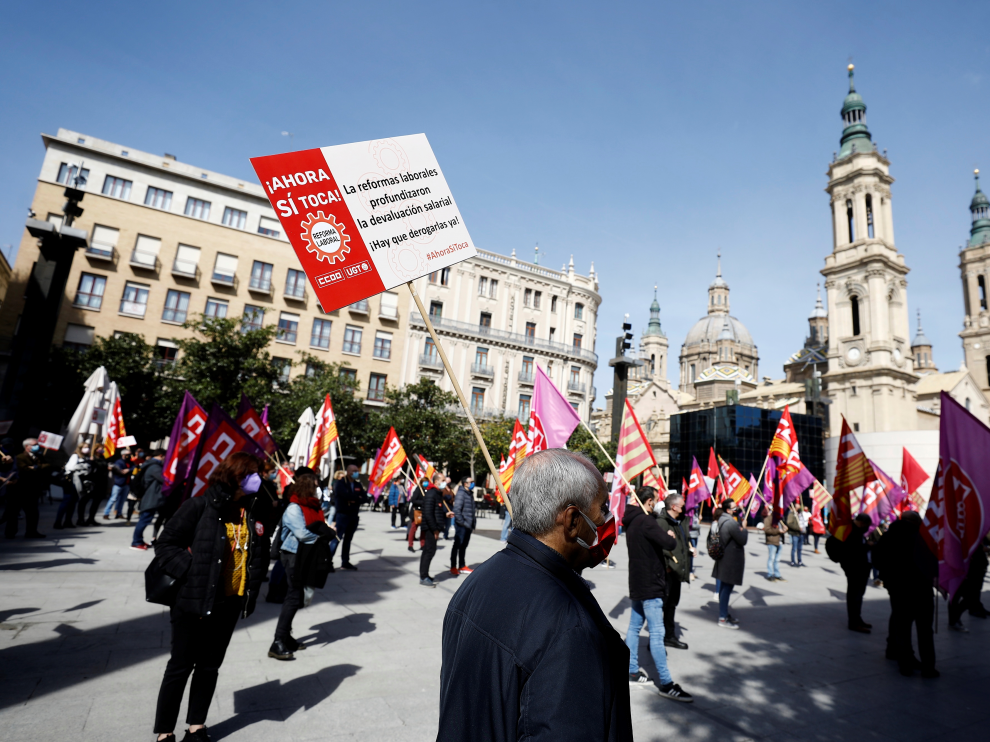 UGT y CC. OO. han vuelto a protagonizar hoy una concentración de 150 delegados sindicales ante la Delegación del Gobierno en Aragón para exigir la subida del salario mínimo y la derogación de la reforma laboral y de las pensiones