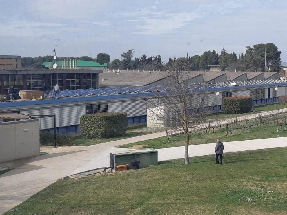 Instalación de la planta solar en la Escuela Politécnica del Campus de Huesca.