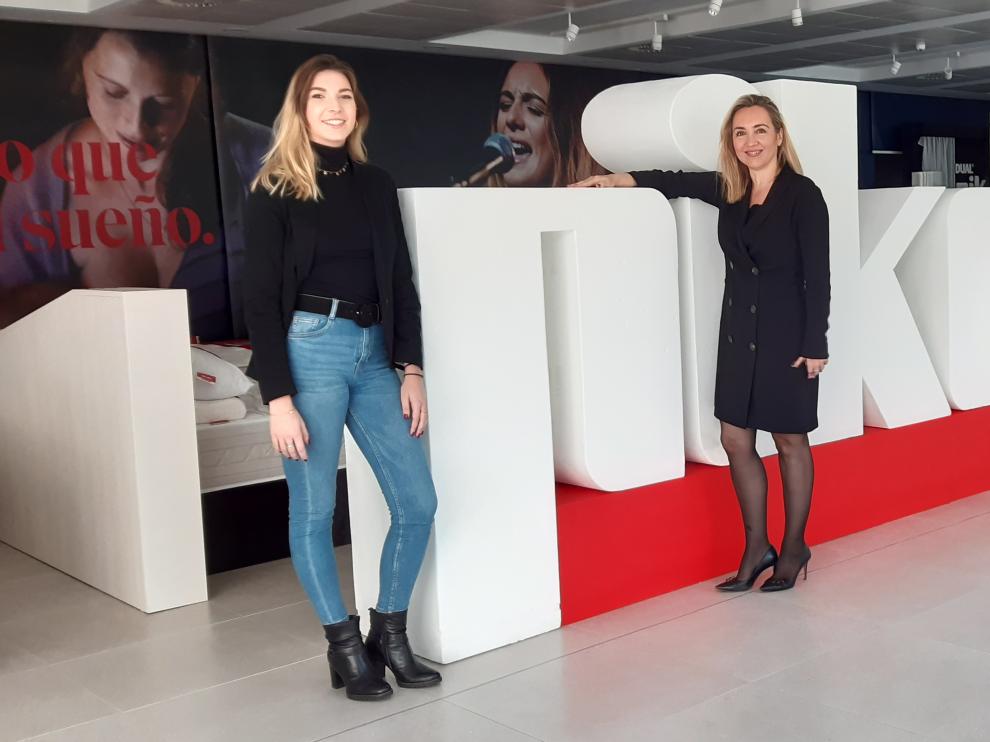 Mar Escobedo, (a la izquierda), junto a Ana Robledo, directora de Marketing de Pikolin.