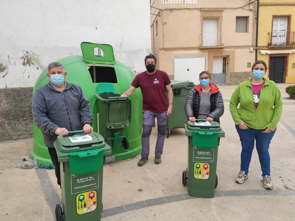 Raquel Naranjo, alcaldesa y consejera comarcal, junto a los responsables de los tres bares de la localidad