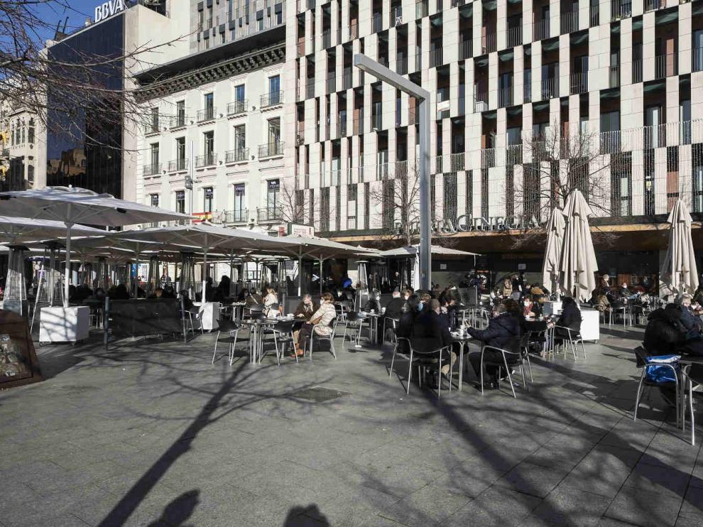 Ambiente en las terrazas de la plaza de España en Zaragoza