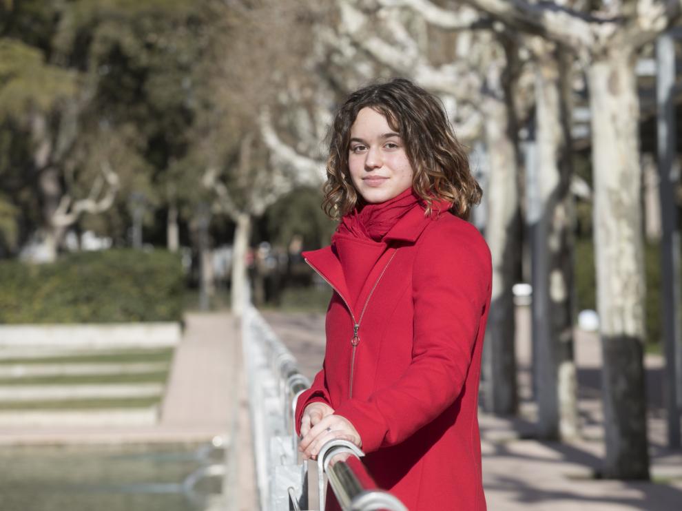 Deray Sarrasí, junto a la barandilla del estanque de las gradas en el parque Miguel Servet de Huesca.