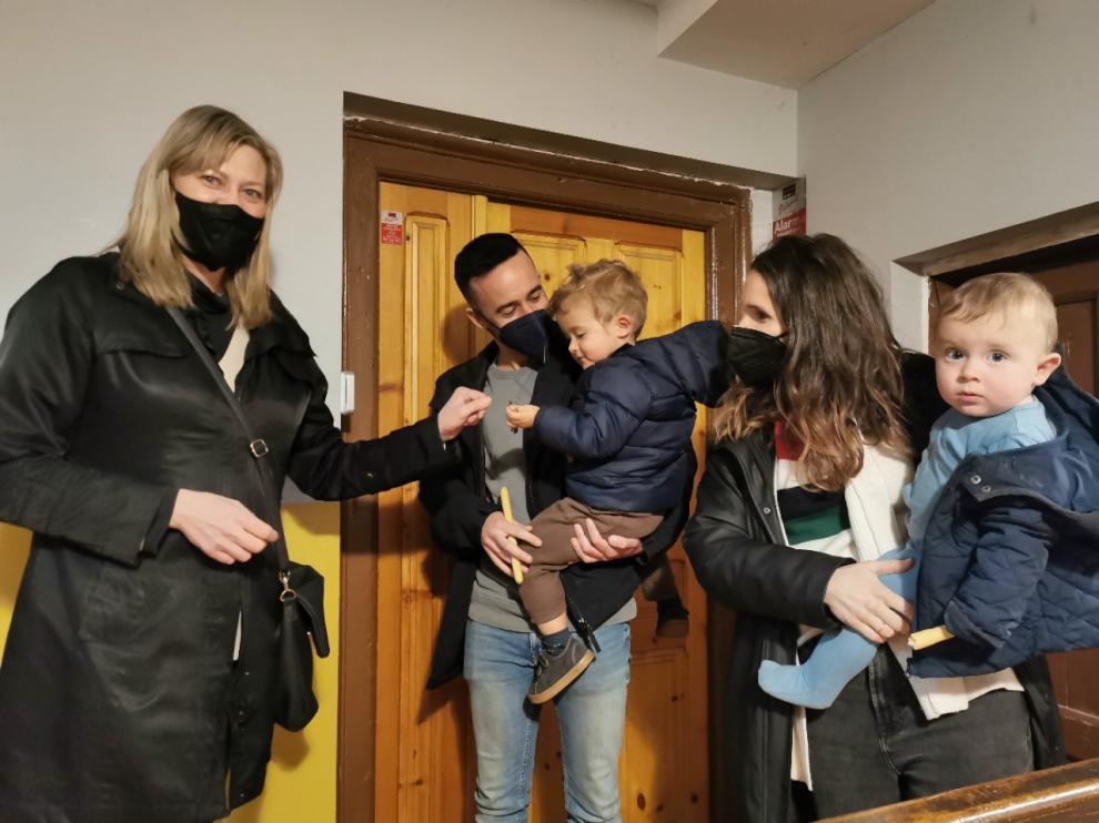 Elena Guallar y su familia, llegaron este viernes a Casa Trigo, en pleno centro de Jaca.