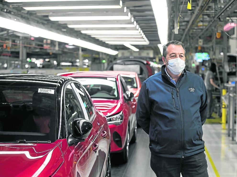 Juan Antonio Muñoz Codina, ayer en la línea de montaje de la factoría de Figueruelas.