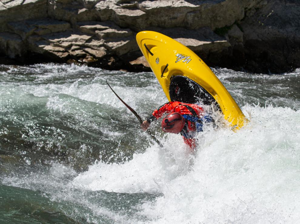 La empresa UR Pirineos ofrece cursos de formación de distintas modalidades deportivas de aguas bravas.