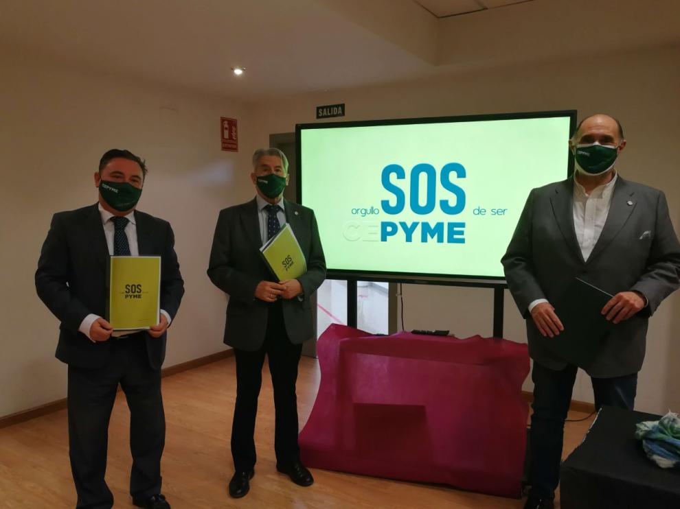 El presidente de Cepyme Aragón, Aurelio López de Hita, junto a los presidentes de la organización en Teruel y Huesca, Juan Ciércoles y Fernando Luna, al presentar el documento 'SOS a las pymes'
