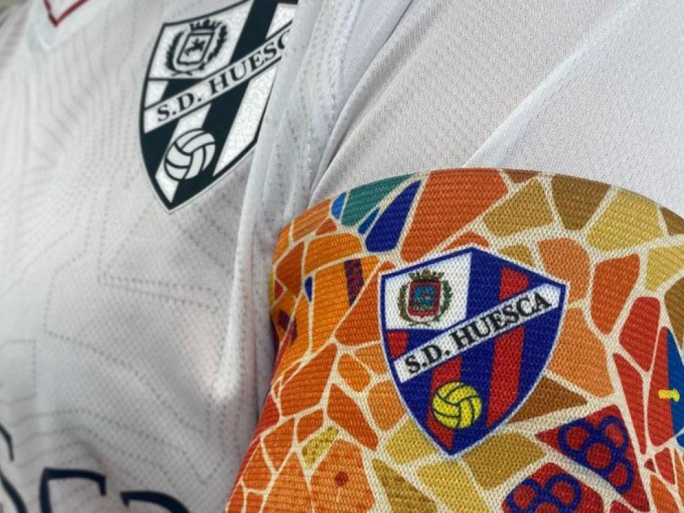 Brazalete que lucirá el capitán de la SD Huesca en la visita al Barcelona.