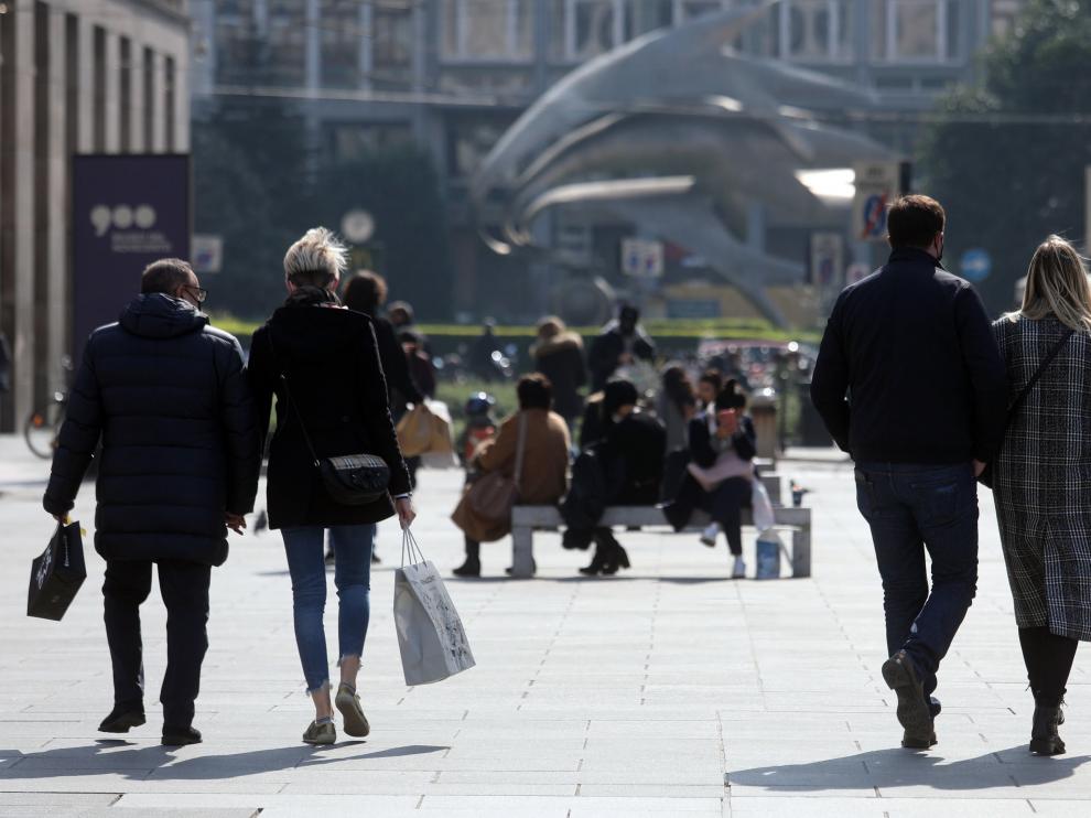 Varios ciudadanos pasean este sábado por la Piazza del Duomo de Milán.