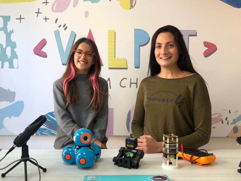 Valeria Corrales y su profesora de robótica, Patricia Heredia, ante la cámara en su canal de YouTube ValPat.