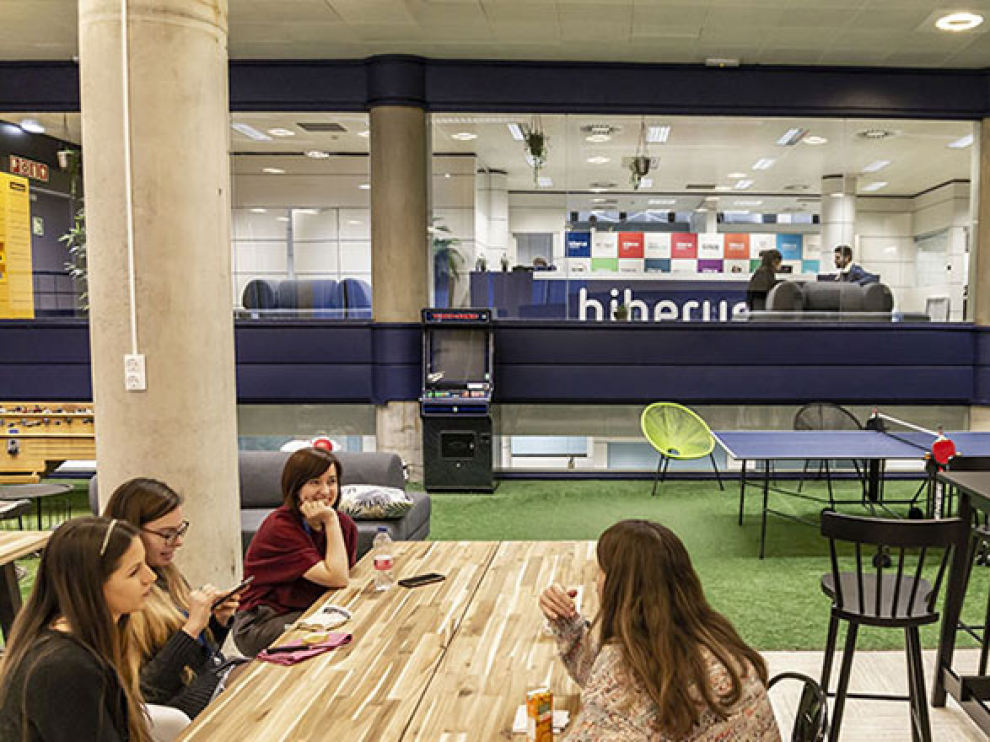 Algunos trabajadores de Hiberus descansando en sus instalaciones.